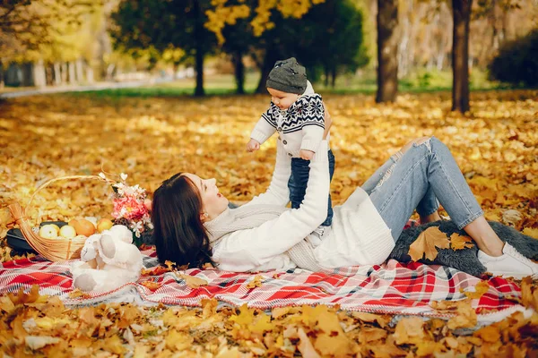 Familj med liten son i en höstpark — Stockfoto