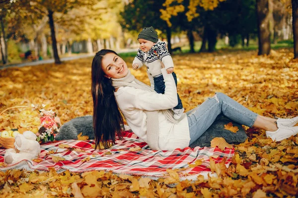 Familj med liten son i en höstpark — Stockfoto