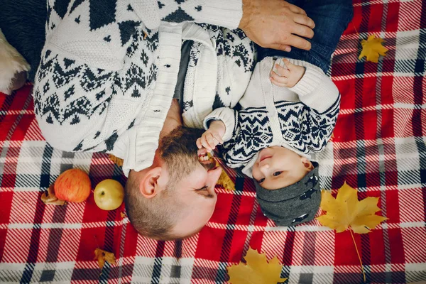 Sonbahar parkında oynayan sevimli bir aile.