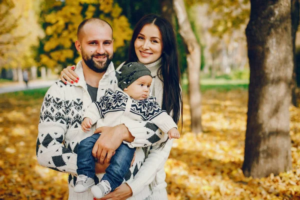 Sonbahar parkında oğluyla bir aile.