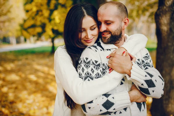 Hermosa pareja pasar tiempo en un parque de otoño — Foto de Stock
