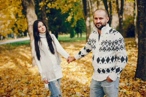 Прекрасная пара проводит время в осеннем парке — стоковое фото