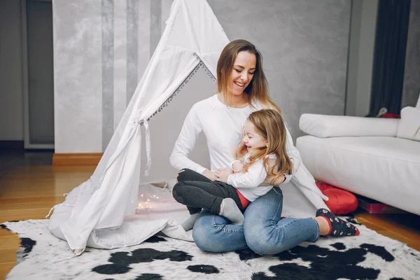 Madre con figlioletta a casa — Foto Stock