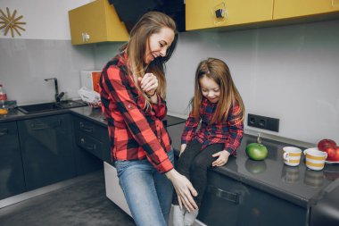 Anne ve küçük kızı evde.