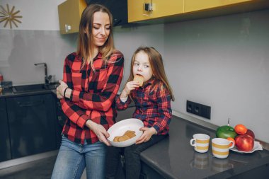 Anne ve küçük kızı evde.