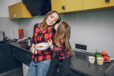 Anne ve küçük kızı evde.