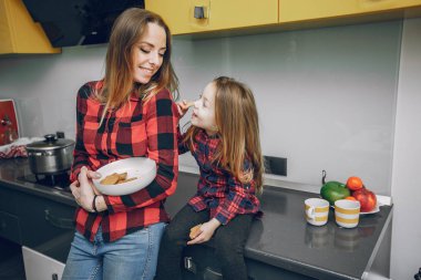 Anne ve küçük kızı evde.