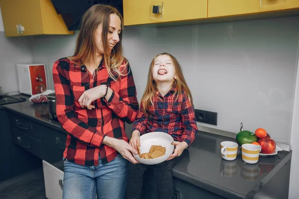 Anne ve küçük kızı evde.