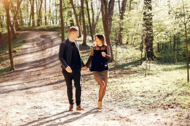 Güzel bir çift bahar parkında vakit geçirir.