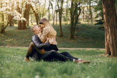 Güzel bir çift bahar parkında vakit geçirir.