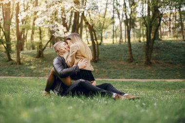 Güzel bir çift bahar parkında vakit geçirir.