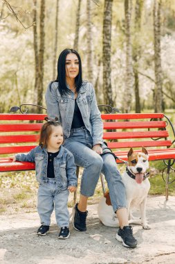 Bir bahar parkında şirin ve şık bir aile.