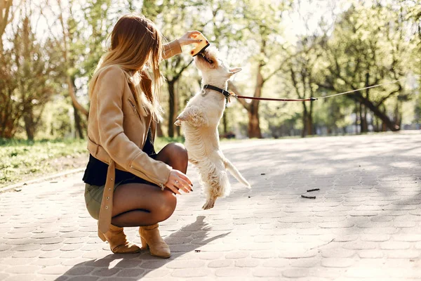 Elegant liten flicka i en vårpark — Stockfoto