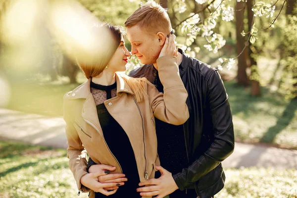 Beautiful couple spend time in a spring park — Stock Photo, Image