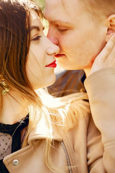 Belo casal passar o tempo em um parque de primavera — Fotografia de Stock