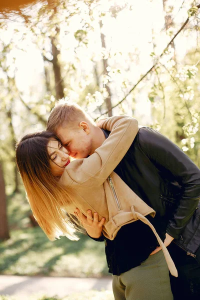 Beautiful couple spend time in a spring park — Stock Photo, Image