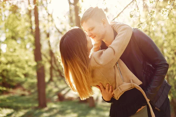 Vackra par tillbringar tid i en vårpark — Stockfoto
