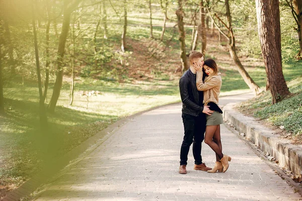 Beau couple passer du temps dans un parc de printemps — Photo