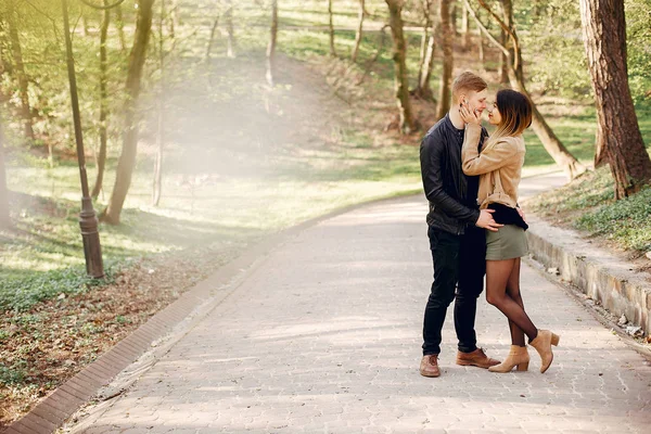 Beau couple passer du temps dans un parc de printemps — Photo