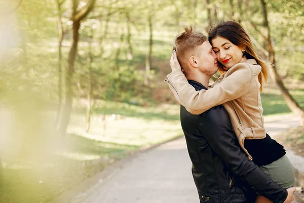 Schönes Paar verbringt Zeit im Frühlingspark — Stockfoto
