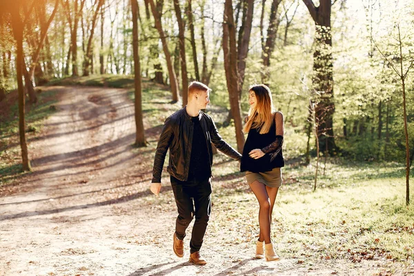 美しいカップルは春の公園で時間を過ごす — ストック写真