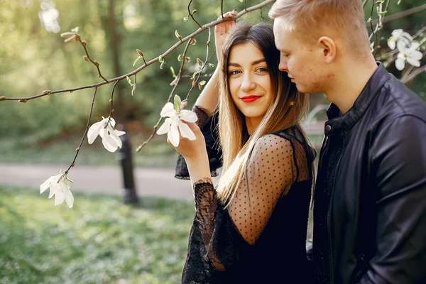 Hermosa pareja pasar tiempo en un parque de primavera — Foto de Stock