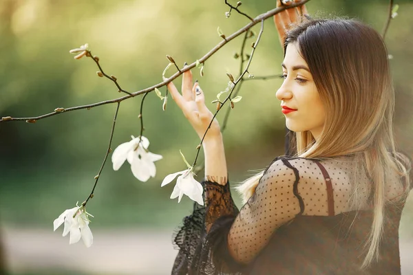 Elegant liten flicka i en vårpark — Stockfoto