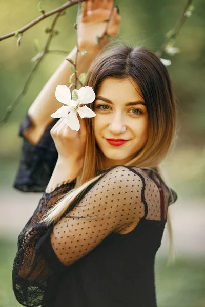 Menina elegante em um parque de primavera — Fotografia de Stock