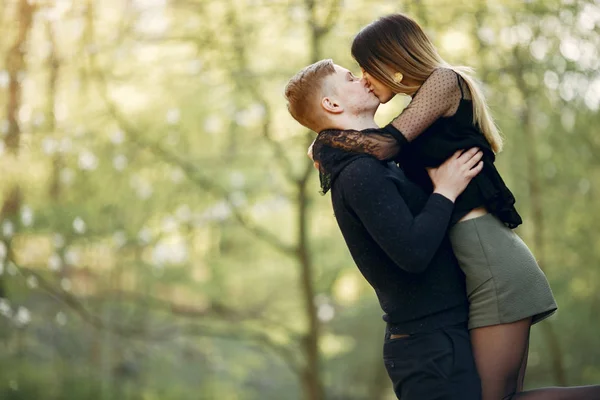 Beautiful couple spend time in a spring park — Stock Photo, Image