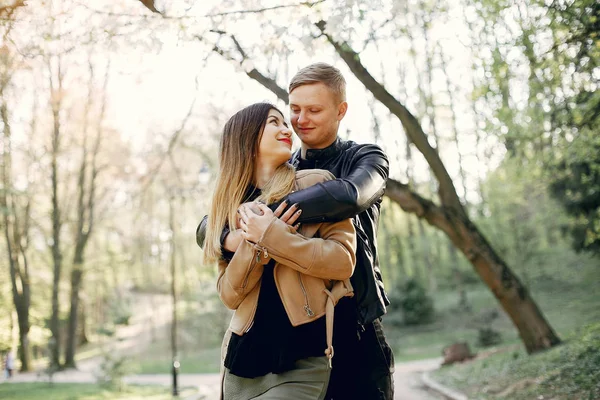 Beau couple passer du temps dans un parc de printemps — Photo