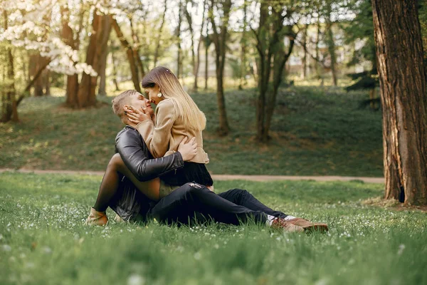 Krásný pár tráví čas v jarním parku — Stock fotografie