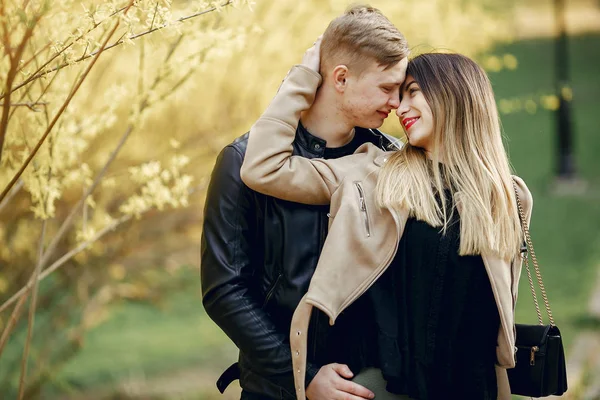 Beautiful couple spend time in a spring park — Stock Photo, Image