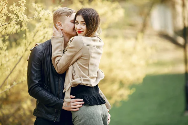Beautiful couple spend time in a spring park — Stock Photo, Image