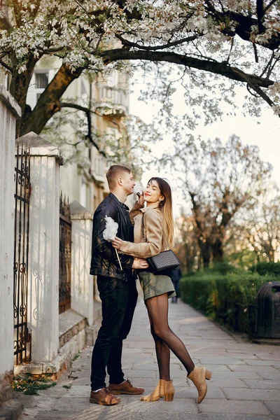 Beau couple passer du temps dans un parc de printemps — Photo