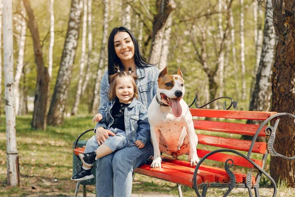 Leuke en stijlvolle familie in een lentepark — Stockfoto