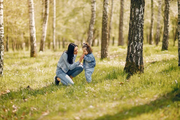 Söt och stilren familj i en vårpark — Stockfoto