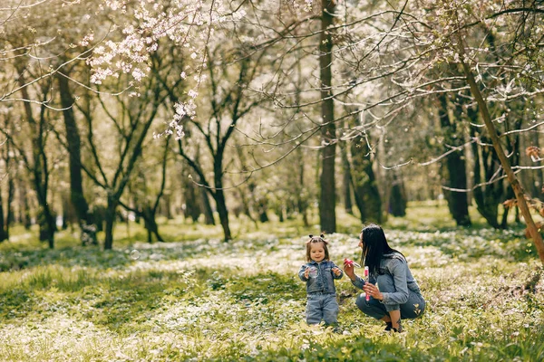 Cute and stylish family in a spring park — Stock Photo, Image