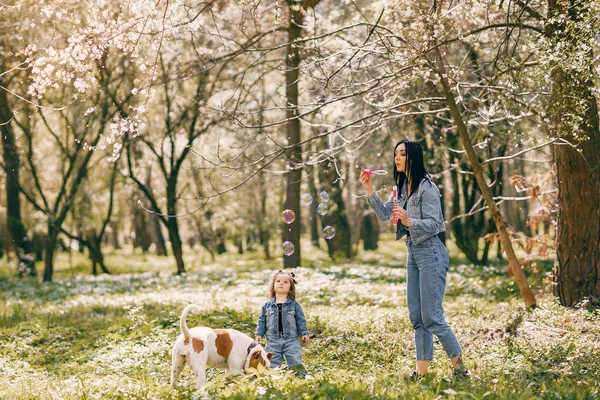 Cute i stylowa rodzina w parku wiosennym — Zdjęcie stockowe