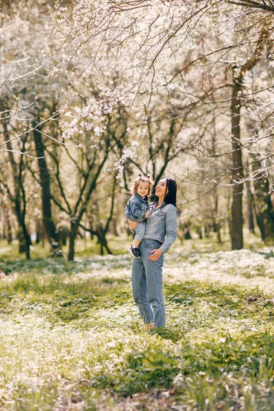 Leuke en stijlvolle familie in een lentepark — Stockfoto