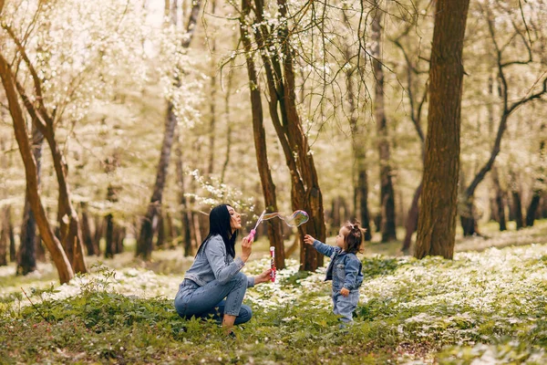 Cute and stylish family in a spring park — Stock Photo, Image