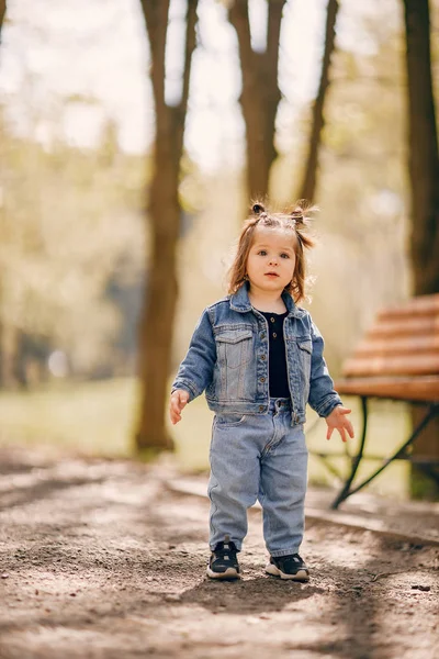 Menina bonito em um parque de primavera — Fotografia de Stock