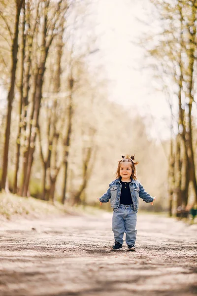 Menina bonito em um parque de primavera — Fotografia de Stock