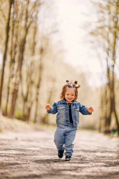 Linda niña en un parque de primavera — Foto de Stock