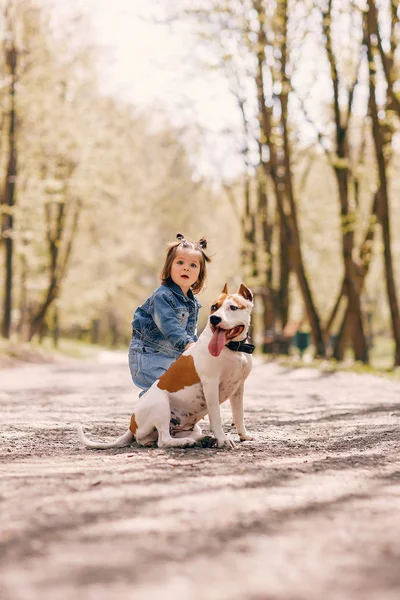 สาวน้อยน่ารักในสวนฤดูใบไม้ผลิ — ภาพถ่ายสต็อก