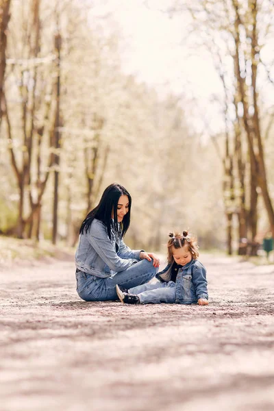 Leuke en stijlvolle familie in een lentepark — Stockfoto