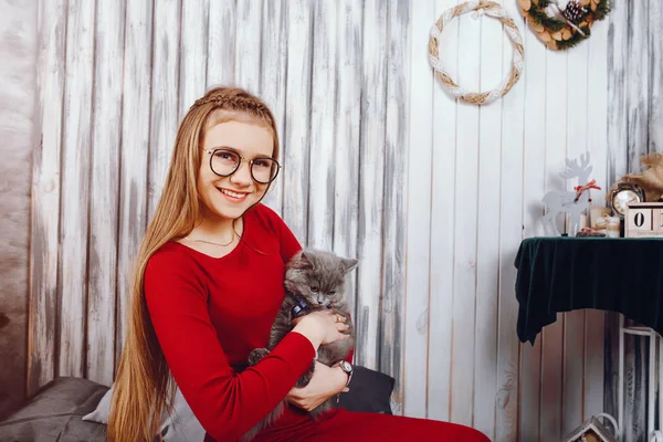 Petite fille avec chat — Photo