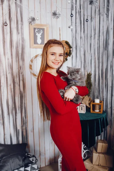 Маленькая девочка с котом — стоковое фото