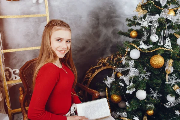 Petite fille dans un studio — Photo