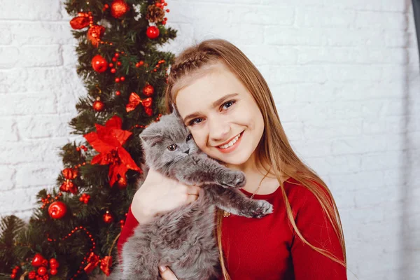 Kleines Mädchen mit Katze — Stockfoto