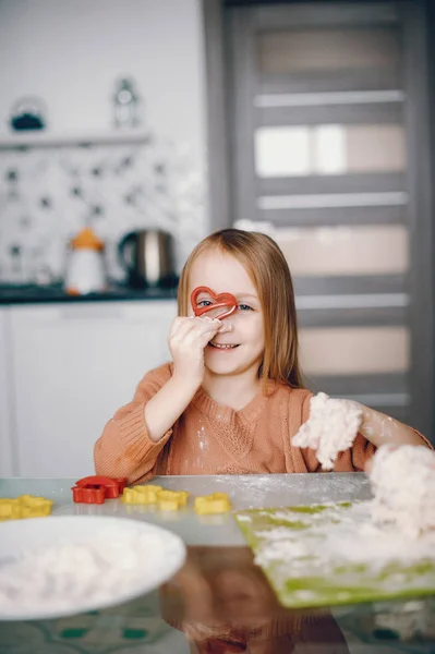 Bambina cuocere la pasta per i biscotti — Foto Stock